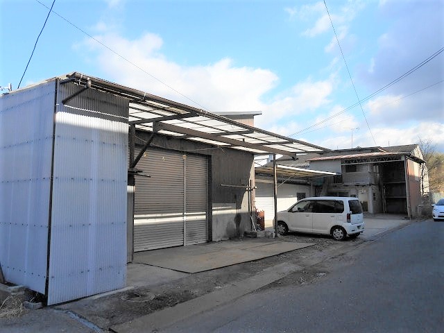 左手前の建物が賃貸借対象部分となります。