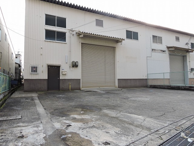 大通り沿いです。