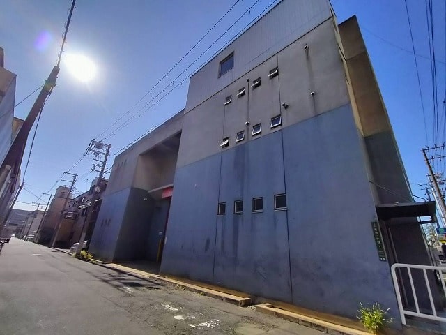 すごく大きな建物ですね！