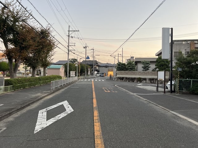 奥は道幅が狭くなります。