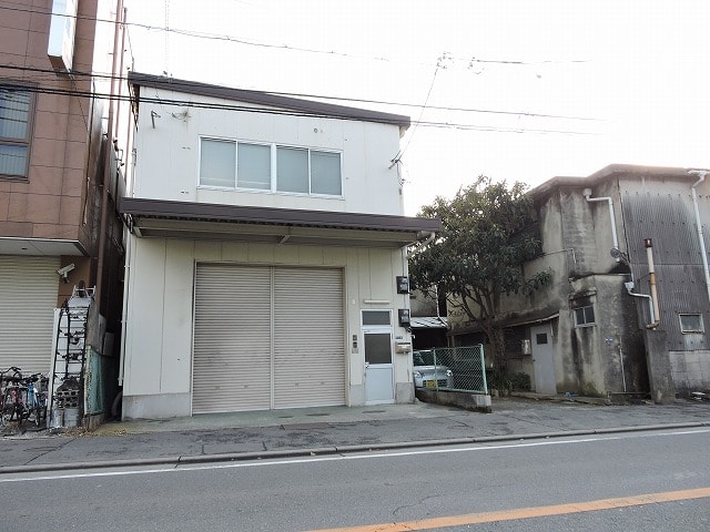 横向きに自動車駐車可能です。