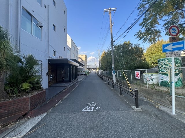 一方通行道路になります。