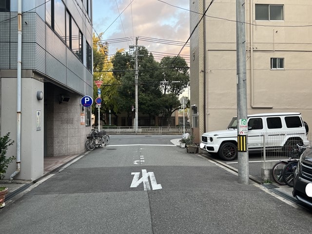 前道は一方通行道路になります。