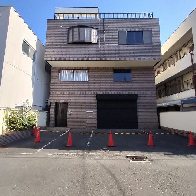 建物前駐車スペースあり