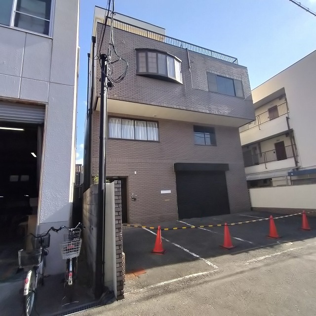 荷物用リフト付き