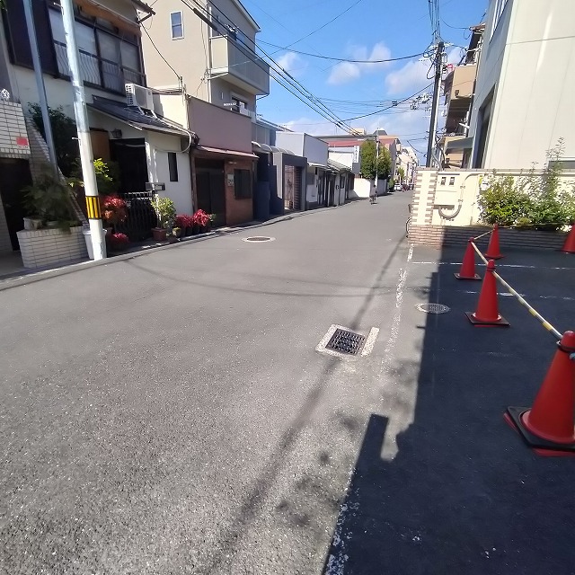前面道路広めなので車の入出庫もしやすいです