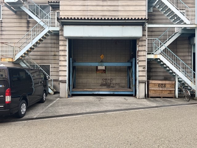 荷物用リフトになります。