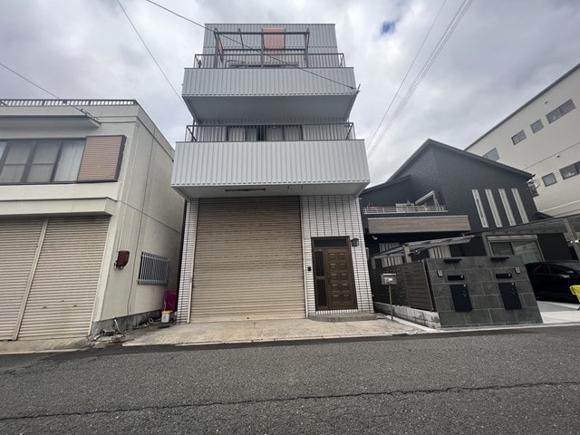 近隣に民家があります。