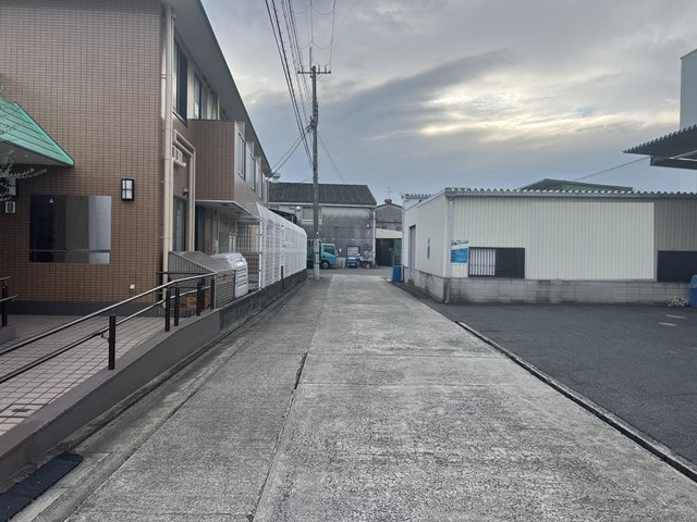 奥は道幅が狭くなっています。