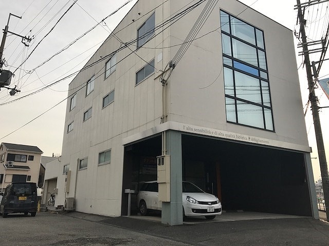 大通り沿いの倉庫事務所