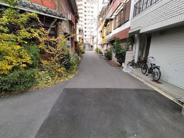前道が狭いですね