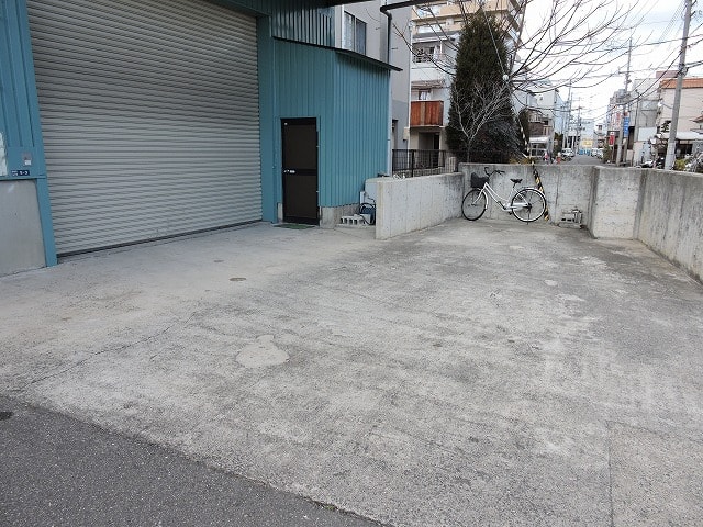 2tトラック2台駐車可能です。