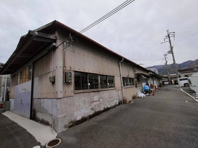 連棟倉庫の端っこです！