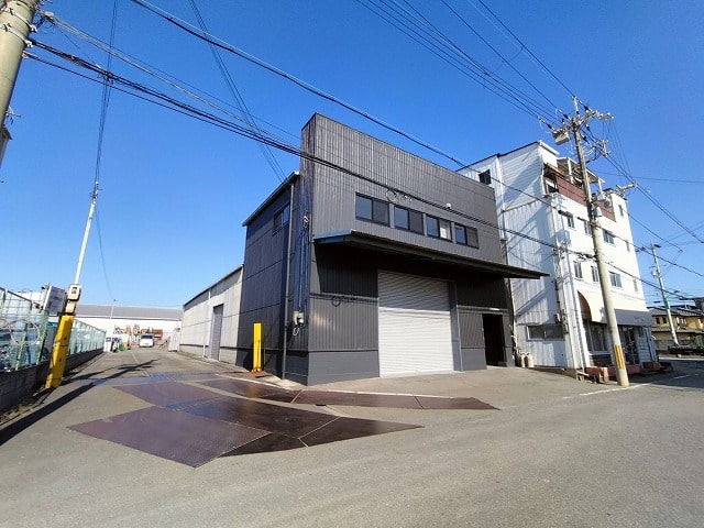残念ながら西側のシャッターは出入り不可です。