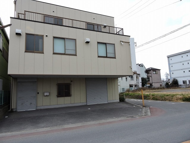 前面に営業車の駐車にどうですか？