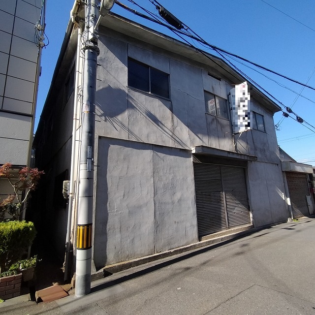 隣に駐車用倉庫有り