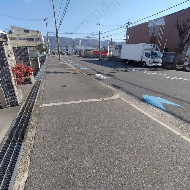 前面道路広く車の入出庫がしやすいです