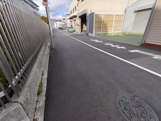 建物裏の前面道路