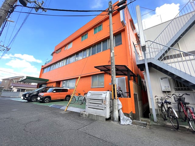 前面に駐車スぺース及び荷捌き場があります。