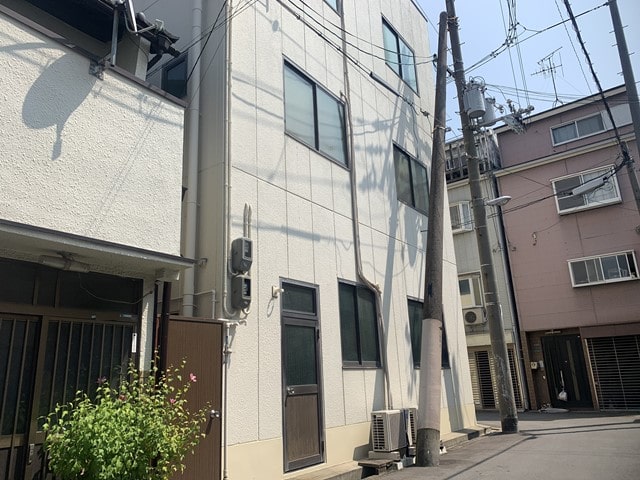 近隣に民家があります。