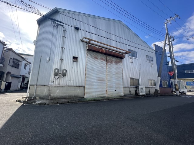 倉庫横にもシャッターがあります。