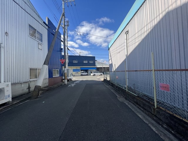 物件横の道路になります。