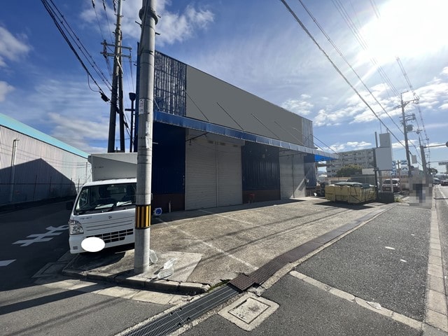 角地の倉庫です。