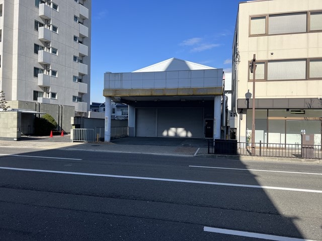 荷物用リフト1基あります。