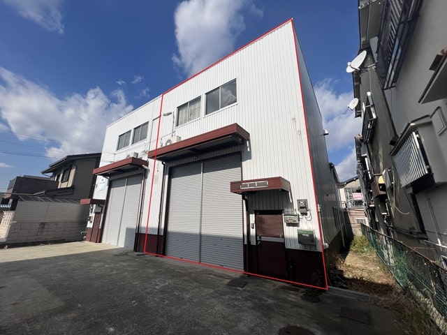 連棟の倉庫の右側です。