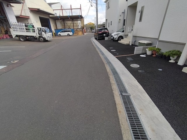 前面道路です