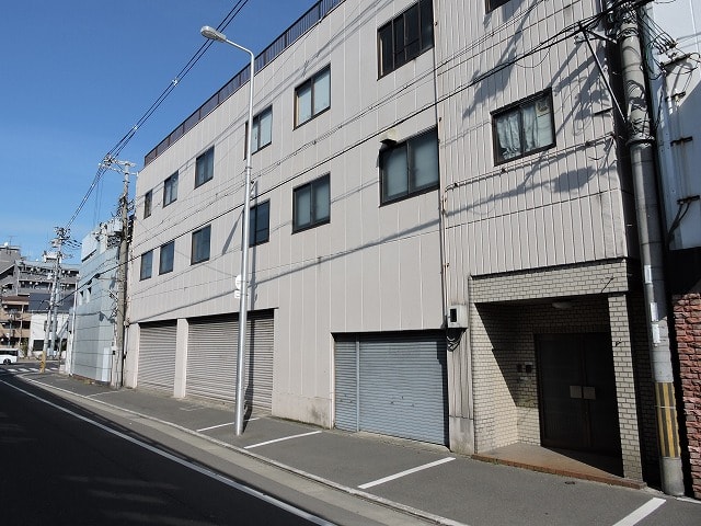 1階部分の賃貸です。２階３階は含まれません。