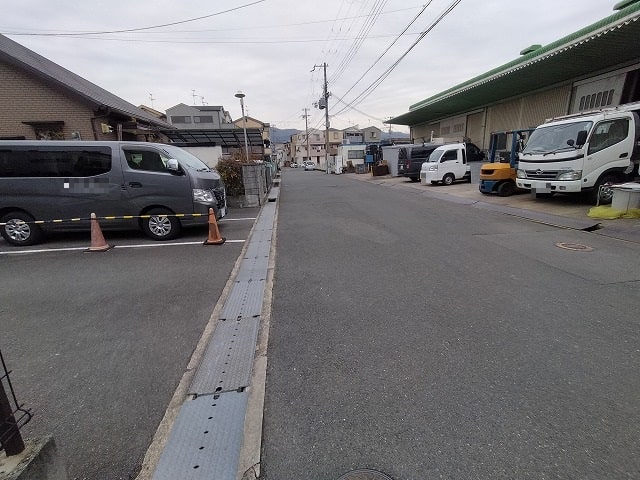 前面道路広めです