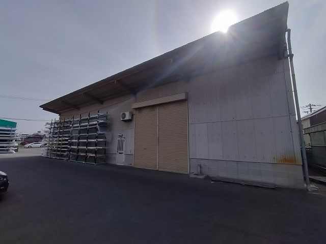 近隣に民家有り。