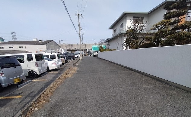 敷地内に進入する道になります。