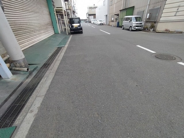 前面道路広めです