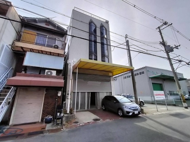 黄色のテントの物件です