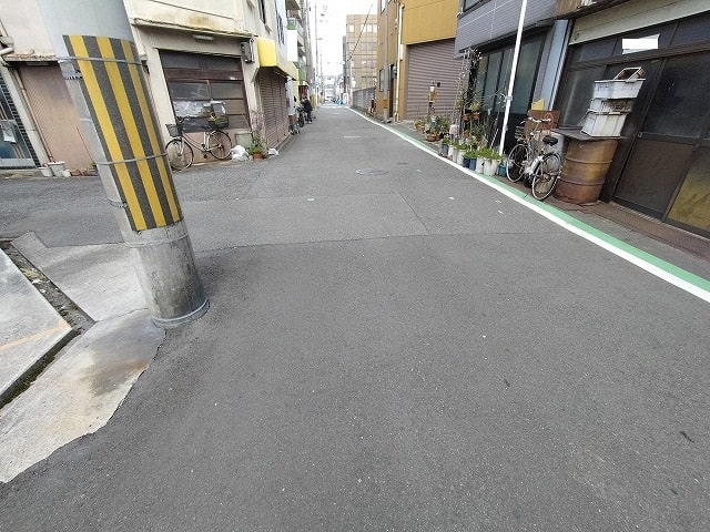 少し幅員狭めです