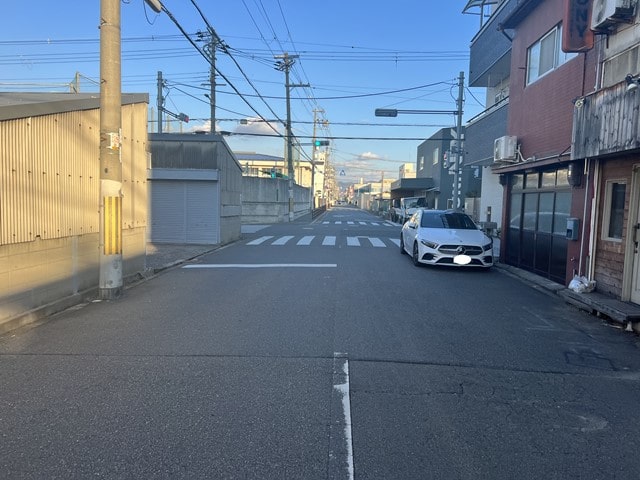 前面道路に大型車両規制はありません。