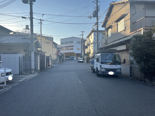 奥は道幅が狭くなっています。