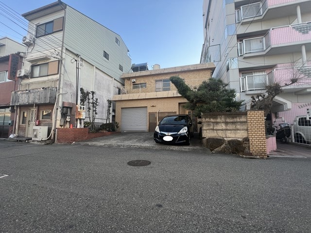 近隣にマンションや民家があります。