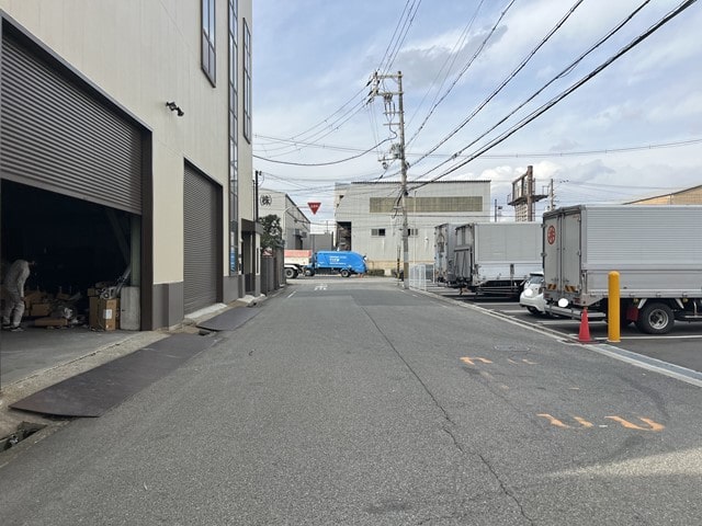 幹線道路から入ってすぐの場所です。