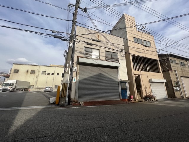 荷物用リフト1基あります。