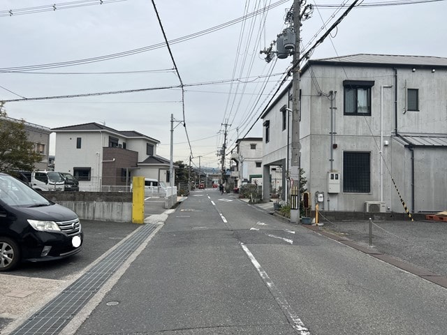 近隣には民家があります。