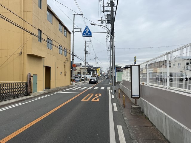 前面道路は大型車両通行可能です。