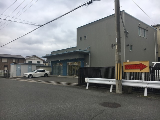 広い駐車場有ります。