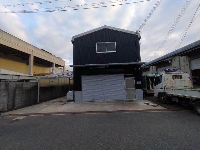 乗用車三台停められます