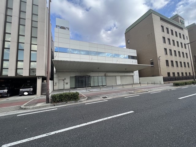 荷物用リフト1基あります。