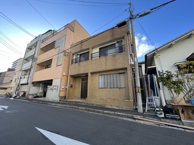 近隣にマンションや民家があります。
