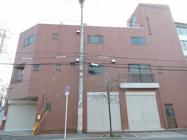 3階建ての倉庫・事務所になります。