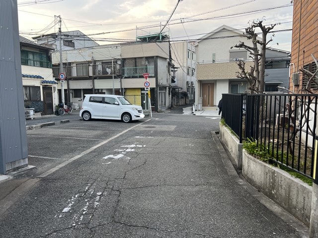近隣には民家があります。